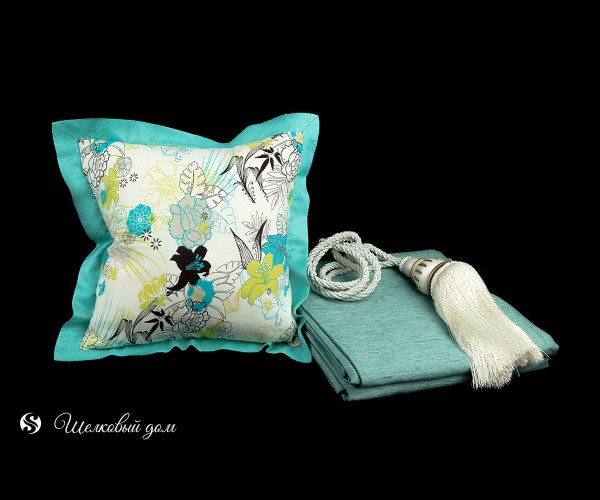 Белая хлопковая наволочка на подушку с цветами и бирюзовым кантом